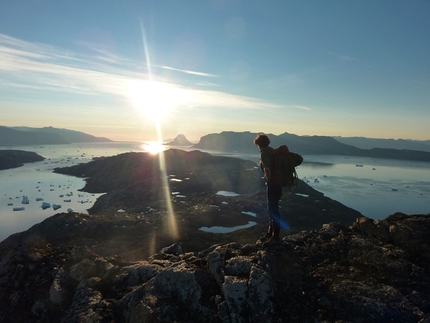 Groenlandia - Peter Hill scende la cresta di Umanatsiaq Mountain nel sole di mezzanotte dopo la prima salita di  ‘Flake or Death’