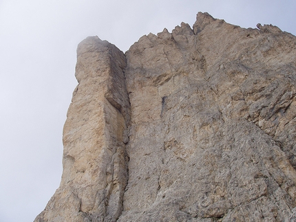 Le Dolomiti di Reinhold Messner - ll diedro dei Mugoni (Catinaccio - Rosengarten, Dolomiti) dove sale la celebre via Vinatzer