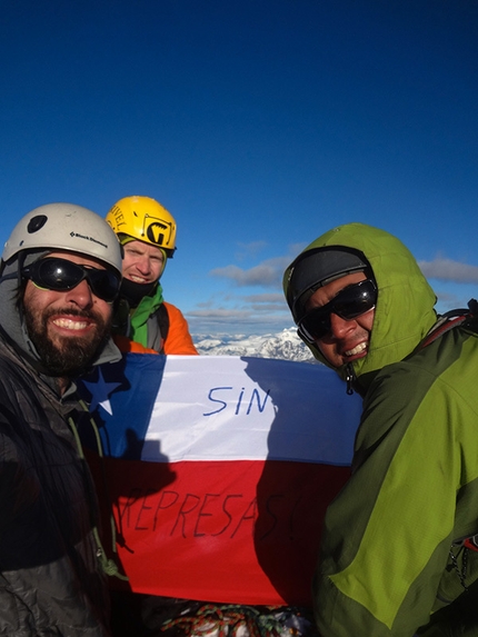 Volcán Corcovado, Patagonia, Cile - Sergio Infante, Ignacio Vergara and Armando Montero on the summit of Volcán Corcovado on 28/09/2013.