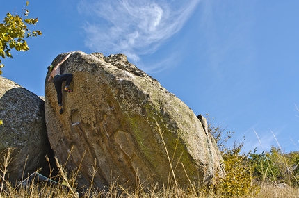 Bouldering at Prilep, Macedonia - Niccolò Ceria on the first ascent of the Full hueco jack 7B