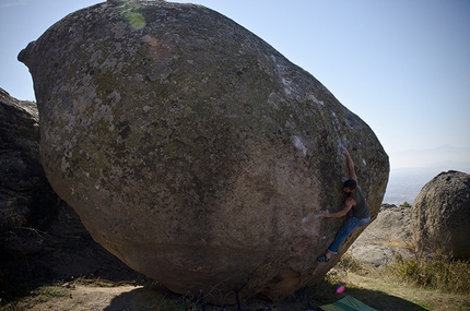 Bouldering at Prilep, Macedonia - Rudy Ceria on the first ascent of Marinaio di vent'anni 7A