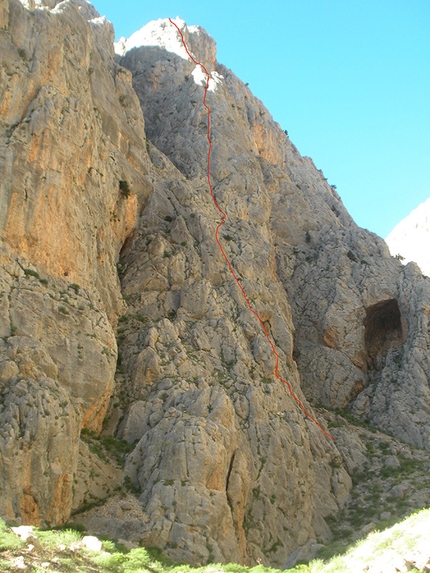 Ala Daglar, Turkey - The route line of Cani Randagi (300m, 6b), Aladaglar, put up by Jimmy Palermo, Tommaso Salvadori and Ivan Testori.