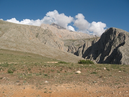 Ala Daglar, Turkey - Jimmy Palermo, Tommaso Salvadori and Ivan Testori during the first ascent of Cani Randagi (300m, 6b), Aladaglar, 06/2013.