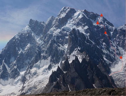 K6, Charakusa Valley, Karakorum, Pakistan - La linea di salita scelta da Raphael Slawinski e Ian Welsted durante la prima salita del K6 (7040m), Charakusa Valley, Karakorum, 07/2013