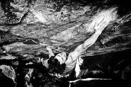 Jörg Guntram - Il boulderista austriaco Jörg Guntram su Ninja 8B+, Tenerife