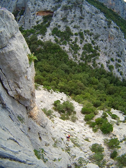 Doloverre di Surtana, Sardinia - Fabio Erriu on the first pitch of Seven Cams. Sa serra and Tiscali can be made out in the background.