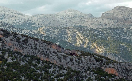 Doloverre di Surtana, Sardegna - Dalla cima di Seven Cams si riesce a vedere la dolina di Tiscali.