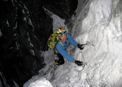 Beka Brakai Chhok 2008 - Simone Moro in arrampicata nella notte