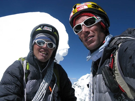 Beka Brakai Chhok 2008 - Simone Moro and Hervé Barmasse on the summit