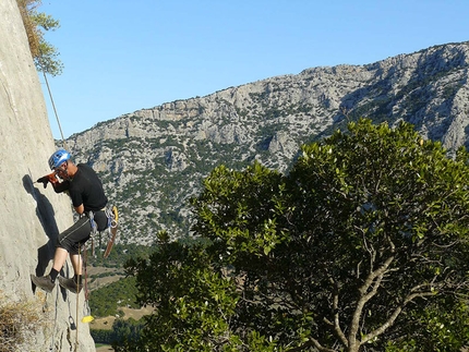 Climbing in Sardinia: news 7 - Sven Neumann hard at work at the crag MusicLand (Lanaitto).
