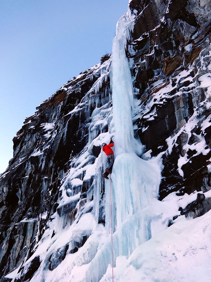 B&B – Azione indecente. Dry tooling at Cogne - Enrico Bonino climbing the icefall A' la memoire...