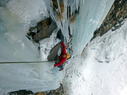 B&B – Azione indecente. Dry tooling at Cogne - Great exposure at the exit of The Clown