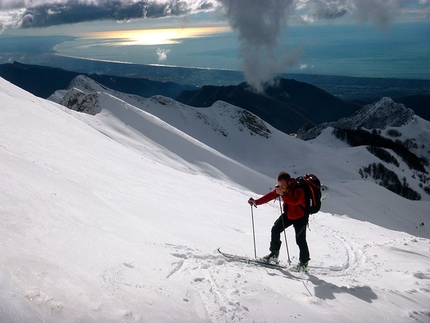 Alpi Apuane, sci alpinismo vista mare