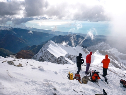 Alpi Apuane - Scialpinismo nelle Alpi Apuane: Monte Sagro, panorama dalla vetta