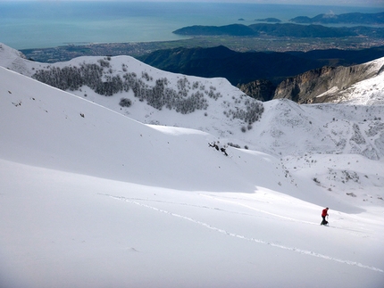 Apuan Alps - Ski mountaineering in the Apuan Alps: admiring the Versilia coast and the gulf of La Spezia from the West Face of Sagro