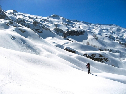 Alpi Apuane - Scialpinismo nelle Alpi Apuane: la vetta della Tambura vista dalla Carcaraia