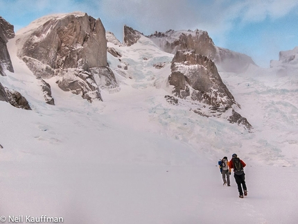 Cerro Domo Blanco, Patagonia - Domo Blanco è la cima sulla sinistra, Super Domo traversa in diagonale tutta la parete. Gli ultimi tiri di ghiaccio sono visibile nella parte alta, a destra (V 600m WI5 M6, Mikey Schaefer, Joel Kauffman, Neil Kauffman 02/01/2014)