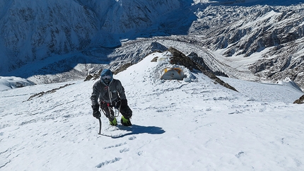 Nanga Parbat d'inverno - David Göttler sopra il Campo 3 a 7000m