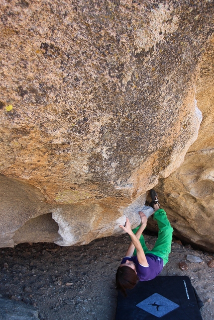 Bishop boulder, USA - Boulder at Bishop, USA: Cave problem, Buttermilks