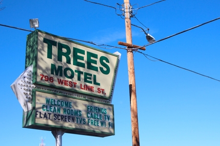Bishop boulder, USA - Boulder at Bishop, USA: insegna vintage al Trees Motel
