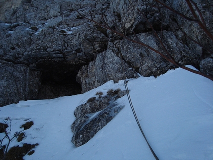 Monte Bove Nord, Spigolo Nord-Est - Via Alletto - Consiglio: le corde attaccate a Carlo Minnozzi su per L12... a sinistra una splendida grotta, ottimo luogo per bivaccare. Ma decidiamo, nonostante la notte ormai prossima, di uscire.