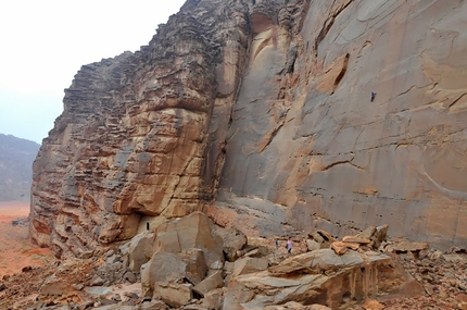 Giordania arrampicare - Klemen Bečan durante la prima salita di Wadirumela 8b+, Wadi Rum.
