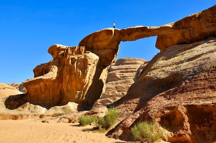 Giordania arrampicare - Cercando nuove vie nel deserto attorno a Wadi Rum.