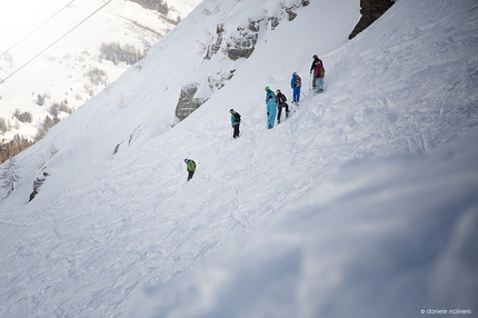 Avalanche education - The group stops when told to by the guide, to analyse the situation and learn to keep the right safety distance during the descent.