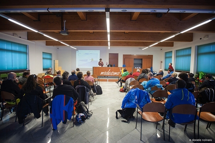 Avalanche education - Despite the difficulties of staying indoors after such great skiing, everyone listened attentively thanks to the interesting topics and teachers.