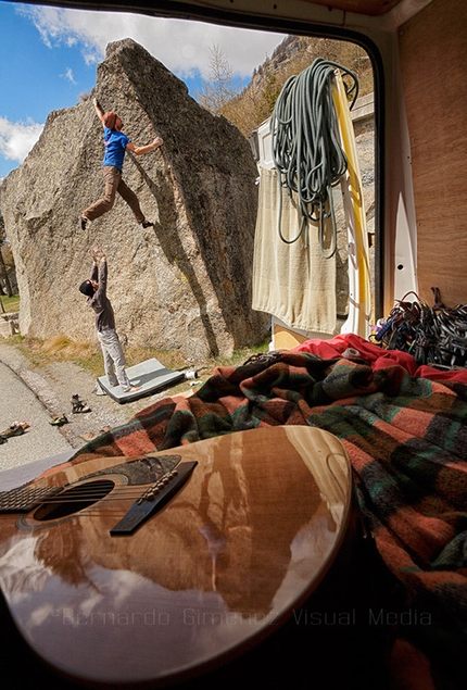 Bernardo Gimenez - Bouldering in the Orco valley