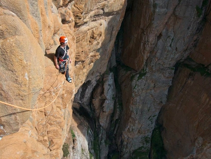 Corsica - Le non-sens et la joie (Arnaud Petit, Jeff Arnoldi) Cascioni parete ovest, Corsica