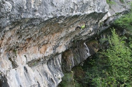 Nicola Vonarburg climbs hard at Grotta di Mezzegra