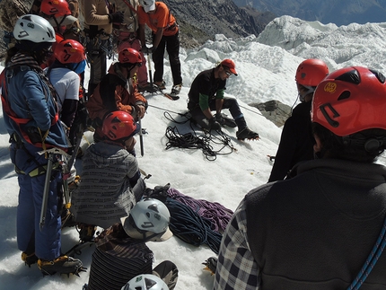 Mountain Wilderness Whaki Project Pakistan - Durante il corso nel 2013 sul ghiacciaio Passu, Karakorum