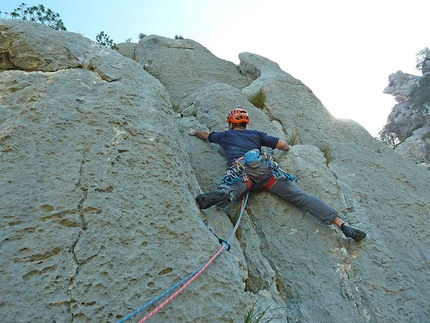 Arrampicata in Sardegna: Supramonte - G. Manconi su Ghinavu (185m, 7b (6b+ obb) L. Dagani, M. Florit, E. Pinotti, 31.03/1.04.2014) Bruncu Nieddu parete Ovest