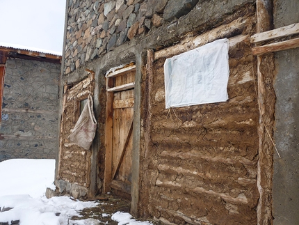 Kaçkar Dagi scialpinismo, Turchia - la stalla isolata con lo sterco delle mucche...