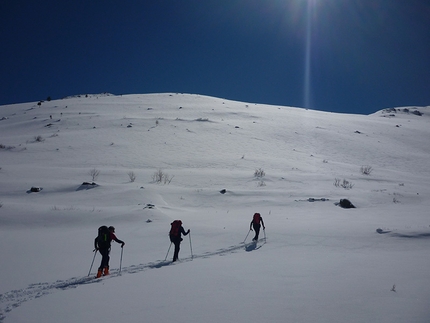 Kaçkar Dagi scialpinismo, Turchia - A parte un topino che scorazza sulla neve per niente spaventato dalla nostra presenza, non incontriamo anima viva, abbiamo la montagna tutta per noi e in discesa ci divertiamo a filmarci ridendo felici come bambini