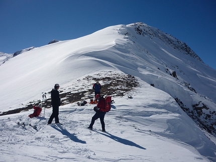 Kaçkar Dagi scialpinismo, Turchia - A parte un topino che scorazza sulla neve per niente spaventato dalla nostra presenza, non incontriamo anima viva, abbiamo la montagna tutta per noi e in discesa ci divertiamo a filmarci ridendo felici come bambini