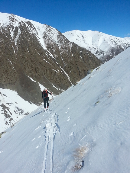 Kaçkar Dagi scialpinismo, Turchia - Ci accontentiamo quindi di un'altra bella sciata in neve fresca divertendomi nel canalone a forma di half pipe.