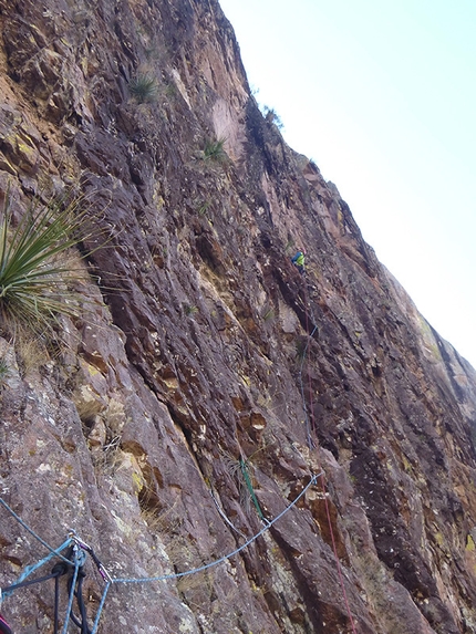 Piedra Bolada, Mexico - Cecilia Buil and Sergio Almada making the first ascent of Rastamuri (VI, 5.11/A4, 1030m, 04/2014), Piedra Bolada, Messico