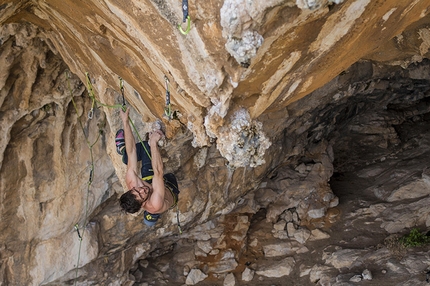 San Vito Climbing Festival 2014 - San Vito Lo Capo - Daniel Jung su Articioc 8b, Grotta Cerriolo, durante il San Vito Climbing Festival 2014