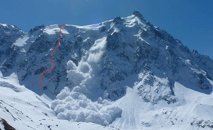 Aiguille du Midi, Monte Bianco - Una foto d'archivio dell' Éperon des Jumeaux e la linea della discesa diJulien Herry e Raph Bonnet 03/06/2014.