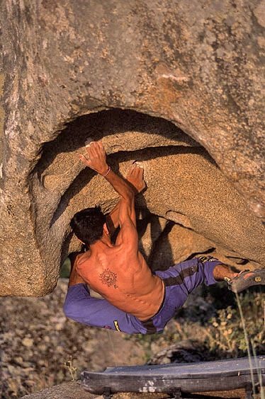Marco Bussu, Sardegna boulder - Una celebre e bellissima immagine di Andrea Gallo. Marco Bussu nei primi anni duemila a Ollolai