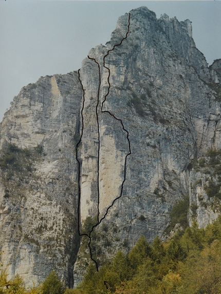 Soglio D'Uderle, Monte Pasubio, Piccole Dolomiti - Soglio D'Uderle: a sinistra il Camin Carlesso, al centro il Diedro Pozzo e a destra lo spigolo Boschetti-Zaltron (6°+ 01,02/05/1953)