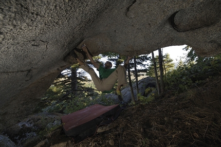 Bouldering in Corsica - Olivier Broussouloux in the roof of 