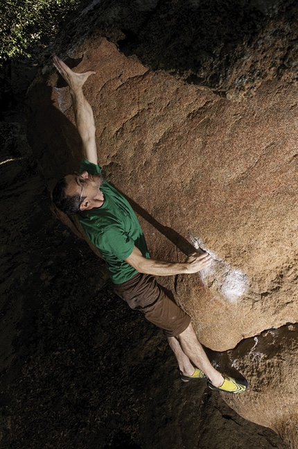 Bouldering in Corsica - Olivier Broussouloux dynoing in 