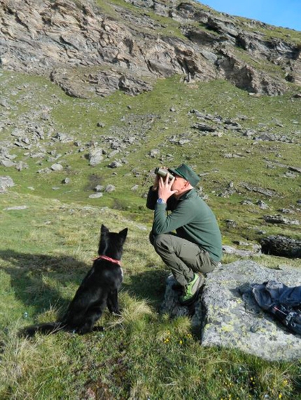 Gran Paradiso - Mario Bizel, guardaparco nel Parco Nazionale del Gran Paradiso, e il suo cane Debby