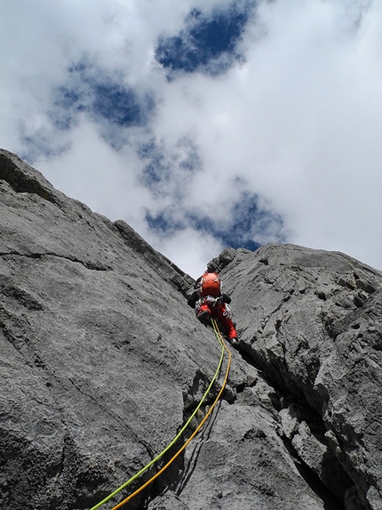 Cordillera Huayhuash, Peru - Carlo Cosi, Davide Cassol - Davide climbing Laurapaq, Jurauraju NW Face