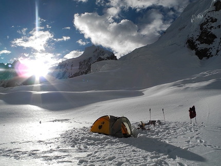 Cordillera Huayhuash, Peru - Carlo Cosi, Davide Cassol - Campo avanzato sotto lo Jurau