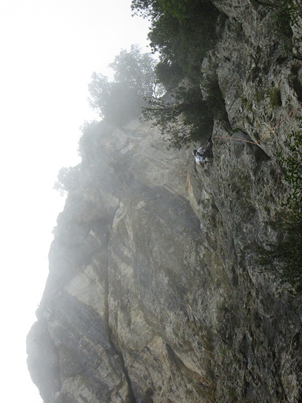 Monte della Foresta, le Mainarde - Wasted years (115 m, 7c o 6c/A0, RS3, Riccardo Quaranta, Agnese Flavi) Monte della Foresta, Molise: in apertura del primo tiro