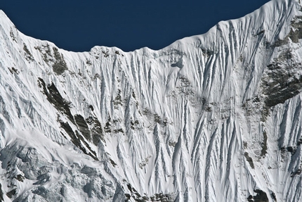 Kang Nachugo - Theimpressive headwall leading to the knife-edge West Ridge of Kang Nachugo, Himalaya